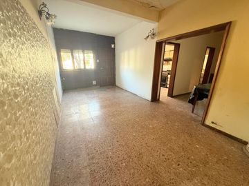 Casa con local en Venta