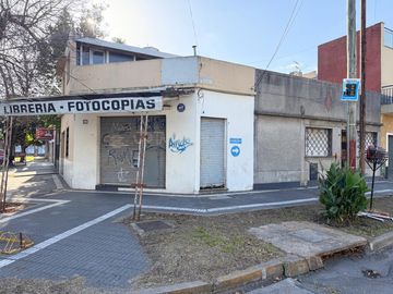 Casa con local en Venta
