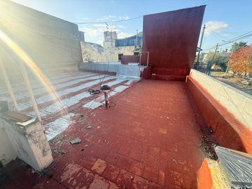 Casa con local en Venta