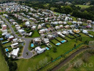 Venta - Casa en Barrio Los Arces