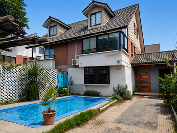VENTA AMPLIA CASA EN CONDOMINIO MAIPU