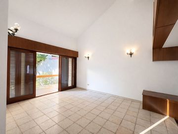 VENTA CASA 3 DORM Y ESCRITORIO BARRIO ARGUELLO