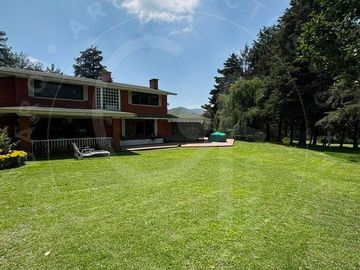 Residencia de Autor frente al Fairway del Hoyo 9 Club de Golf Valle Escondido ZE
