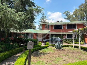 Residencia de Autor frente al Fairway del Hoyo 9 Club de Golf Valle Escondido ZE
