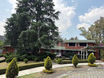 Residencia de Autor frente al Fairway del Hoyo 9 Club de Golf Valle Escondido ZE