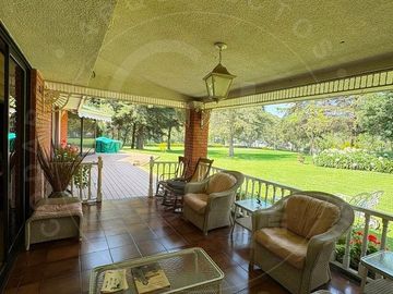 Residencia de Autor frente al Fairway del Hoyo 9 Club de Golf Valle Escondido ZE