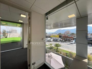 Estupenda Oficina en Vitacura.  Linda vista.  23 m2.