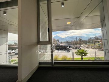 Estupenda Oficina en Vitacura.  Linda vista.  23 m2.
