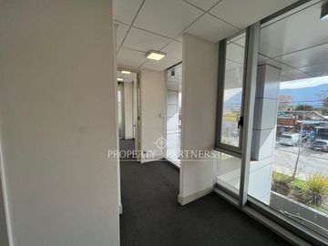 Estupenda Oficina en Vitacura.  Linda vista.  23 m2.