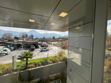 Estupenda Oficina en Vitacura.  Linda vista.  23 m2.
