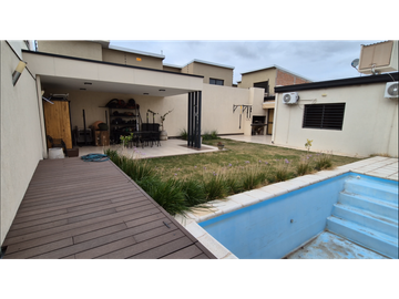 Casa moderna con piscina, cochera doble y amplio sector de quincho