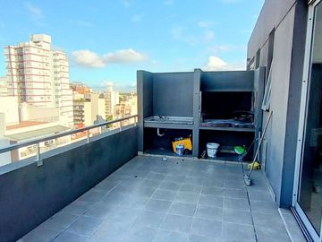 ALQUILER 3 AMB AMOBLADO PISO ALTO BALCON PARRILLA