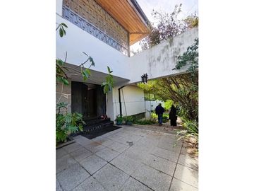 VENDE HERMOSA Y AMPLIA CASA UBICADA EN GREGORIO MARAÑON  lp