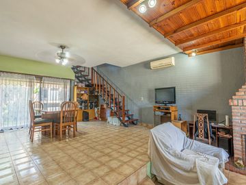 VENTA CASA 3 AMB EN HURLINGHAM C/ JARDÍN Y GARAGE