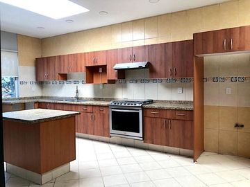 EXCLUSIVA! Casa en venta en Lomas de Tecamachalco.
