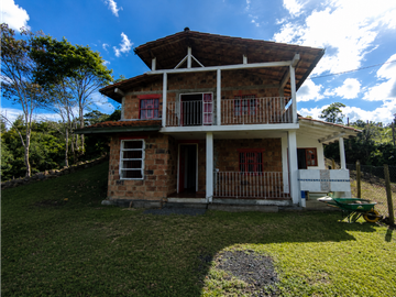 Se Arrienda Casa Campestre en Vereda San Isidro, Guarne