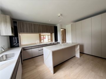 Se Vende Casa Unifamiliar con Vista al Lago en Santa Maria
