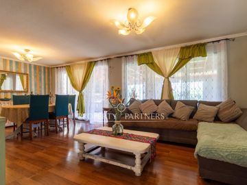 Oportunidad! Casa rebajada con un gran patio en Cumbres de la Viña!