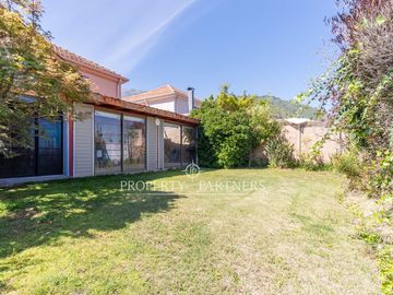 Oportunidad! Casa rebajada con un gran patio en Cumbres de la Viña!