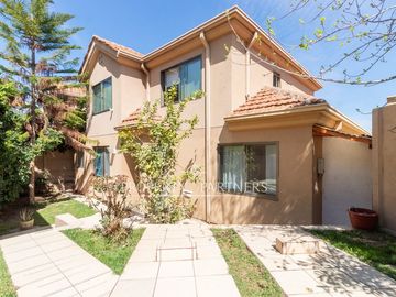 Oportunidad! Casa rebajada con un gran patio en Cumbres de la Viña!