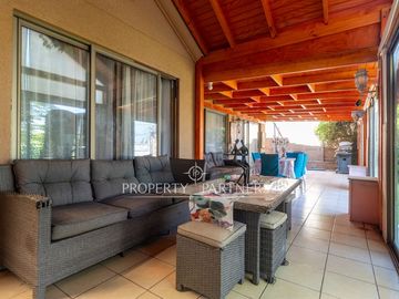 Oportunidad! Casa rebajada con un gran patio en Cumbres de la Viña!
