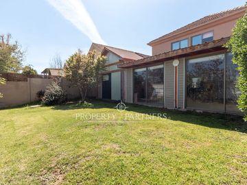 Oportunidad! Casa rebajada con un gran patio en Cumbres de la Viña!