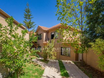 Oportunidad! Casa rebajada con un gran patio en Cumbres de la Viña!