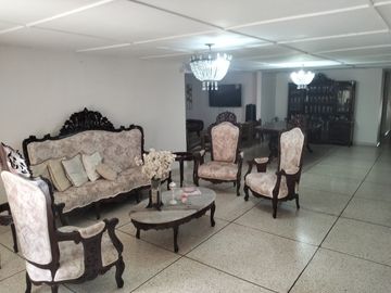 VENDO AMPLIA CASA EN CIUDAD JARDIN BARRANQUILLA