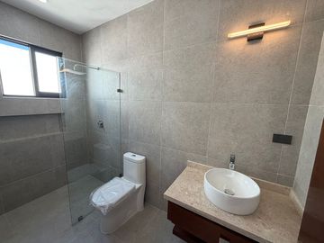 Residencia de Lujo con Alberca y Doble Altura en privada premium, Temozón Norte