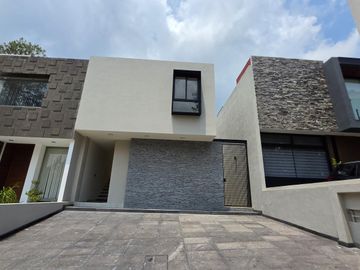 Casa en Venta en Fraccionamiento privado con áreas verdes boscosas, recámara planta baja
