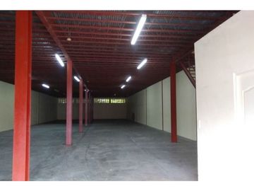 Amplia galera ubicada en El Crisol (ID 12070)