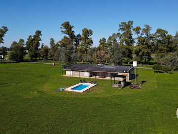 CASA 5 AMBIENTES VENTA CHACRAS DE LA TRINIDAD