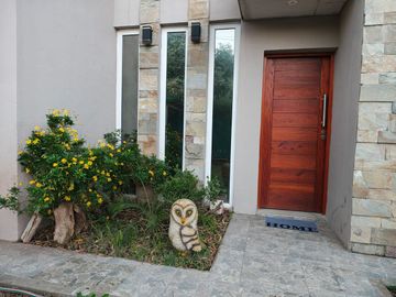 CASA EN VENTA 4 AMBIENTES EN LA UNION CON PARQUE