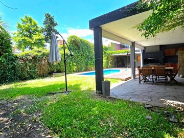 CHALET 6 AMBIENTES EN VENTA CASTELAR NORTE PILETA