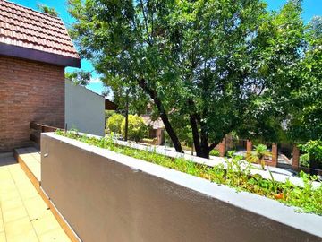 CHALET 6 AMBIENTES EN VENTA CASTELAR NORTE PILETA
