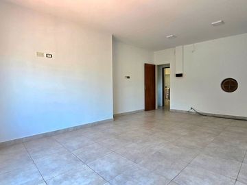 CHALET 6 AMBIENTES EN VENTA CASTELAR NORTE PILETA