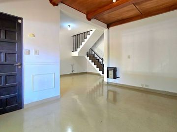 CHALET 6 AMBIENTES EN VENTA CASTELAR NORTE PILETA