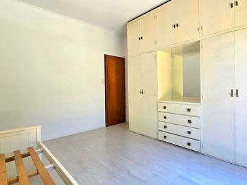 CHALET 6 AMBIENTES EN VENTA CASTELAR NORTE PILETA