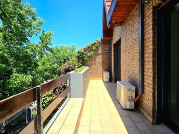 CHALET 6 AMBIENTES EN VENTA CASTELAR NORTE PILETA