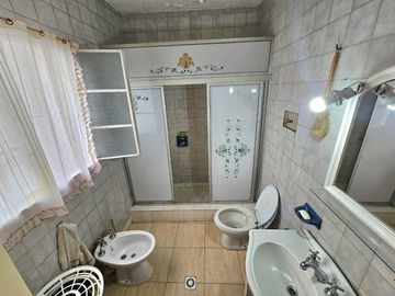VENTA PERMUTA CASA 5 AMBIENTES PILETA Y COCHERA