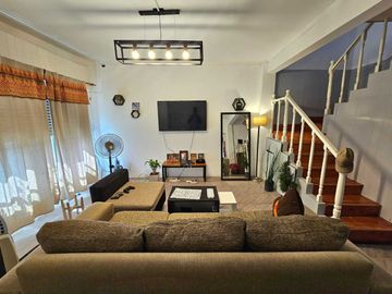 VENTA PERMUTA CASA 5 AMBIENTES PILETA Y COCHERA
