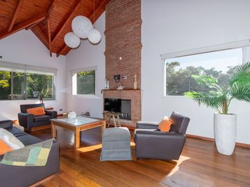 CASA EN VENTA 4 DORMITORIOS KENTUCKY - FUNES
