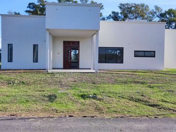 CASA VENTA PRADERAS 57 CAÑUELAS 4 AMBIENTES COCHER