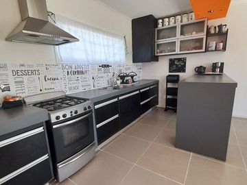 VENTA CASA 3 AMB MODERNA CON PARQUE Y GARAGE
