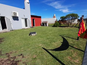 VENTA CASA 3 AMB MODERNA CON PARQUE Y GARAGE
