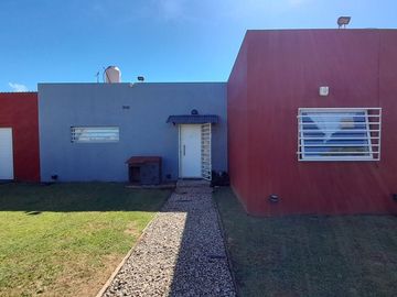 VENTA CASA 3 AMB MODERNA CON PARQUE Y GARAGE