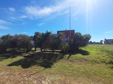VENTA CASA 3 AMB MODERNA CON PARQUE Y GARAGE