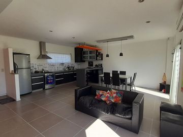 VENTA CASA 3 AMB MODERNA CON PARQUE Y GARAGE