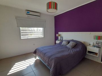 VENTA CASA 3 AMB MODERNA CON PARQUE Y GARAGE