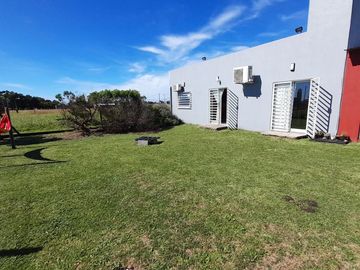 VENTA CASA 3 AMB MODERNA CON PARQUE Y GARAGE
